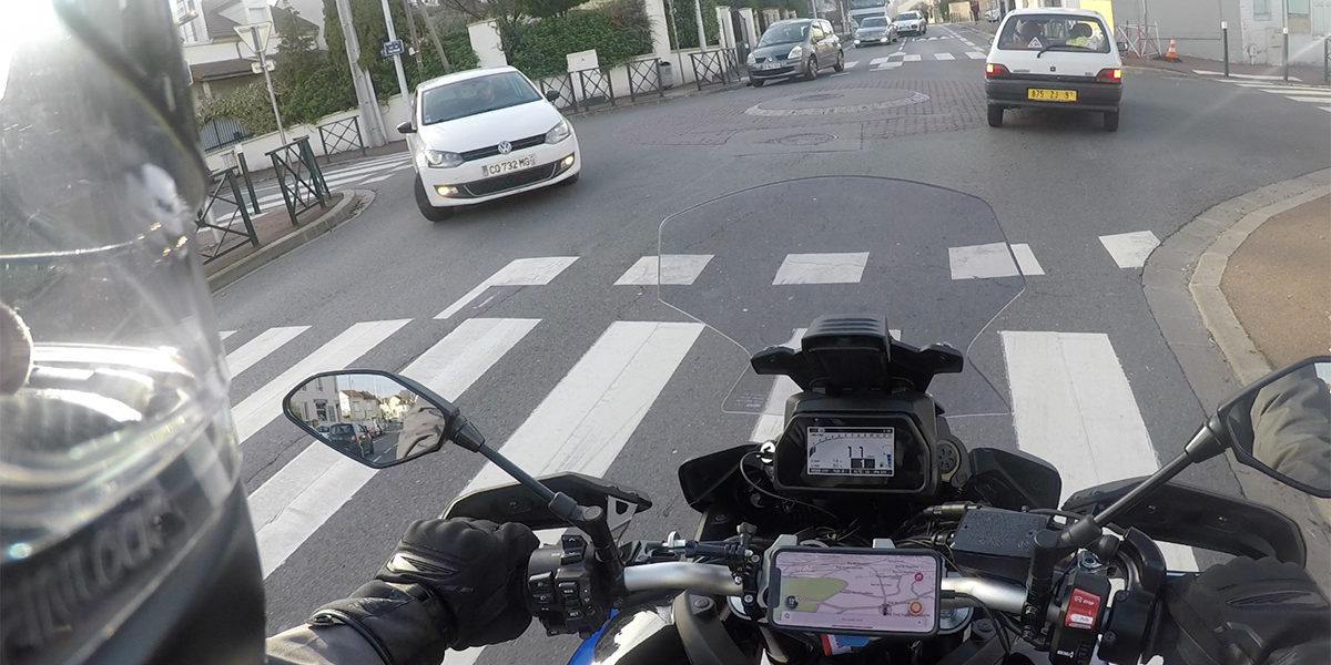 Test de micro dans un casque moto Test de micro dans un casque moto