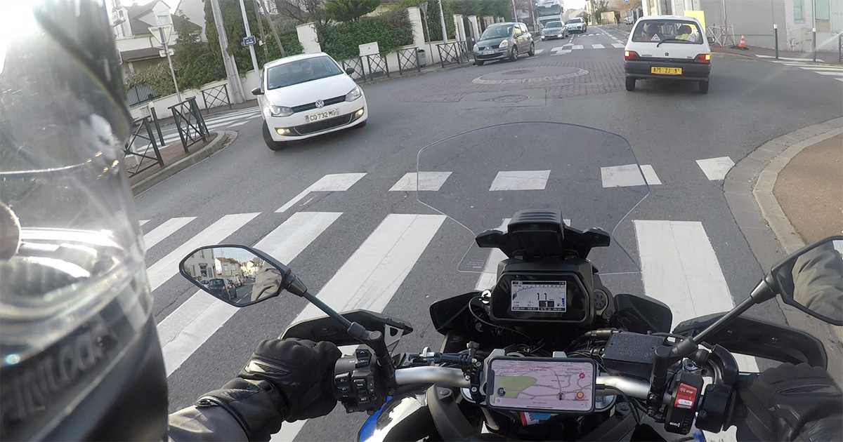 Test de micro dans un casque moto