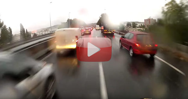 Tour de moto sur l'A15 sous la pluie