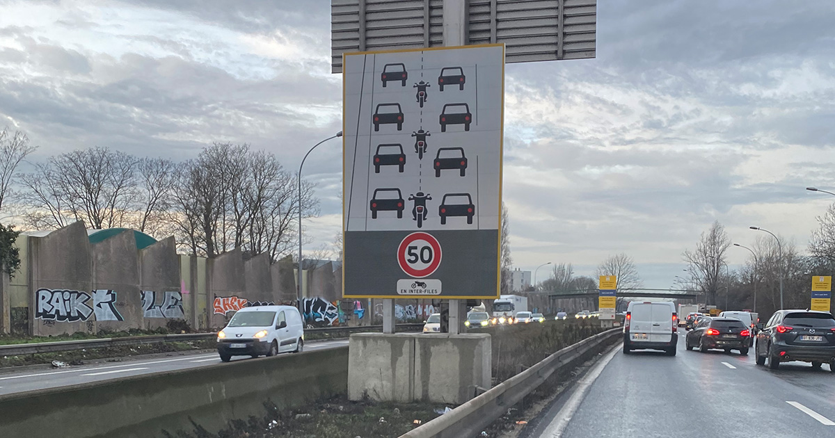 Circulation moto en inter-files